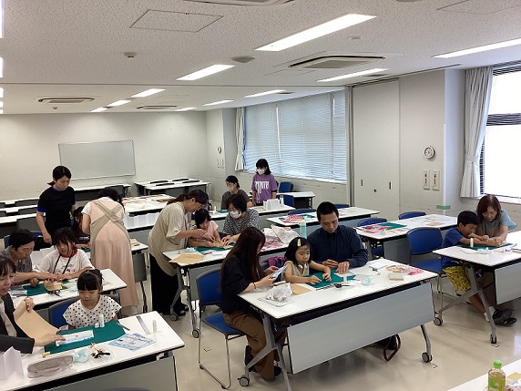 とくしげ図書館「夏休み冬休みのイベント」★親子でチャレンジ★ミニアルバムを作ろう！の写真1