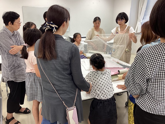 とくしげ図書館「夏休み冬休みのイベント」★親子でチャレンジ★ミニアルバムを作ろう！の写真2