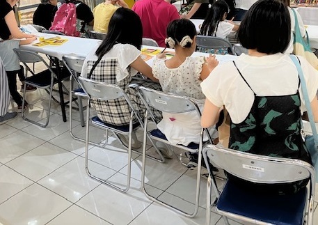 ひがし図書館　「カルポート東秋祭り「すきな絵本のキャラクターをかいてみよう！」」の写真1