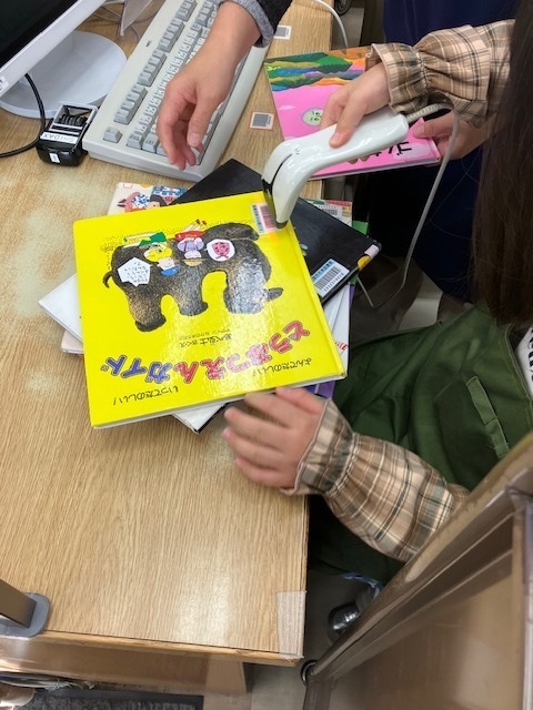 めいとう図書館　「子ども司書」の写真