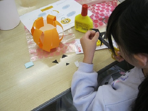 とみだ図書館　「つくろうおばけかぼちゃとモンスター」の写真