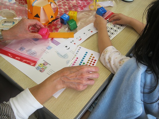 とみだ図書館　「つくろうおばけかぼちゃとモンスター」の写真1