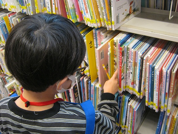 とみだ図書館　「子ども司書」の写真1