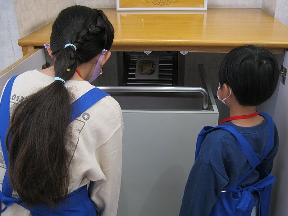 とみだ図書館　「子ども司書」の写真2