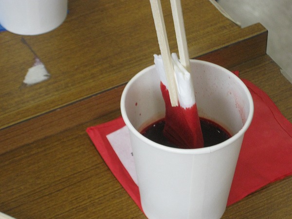 とみだ図書館「夏休みのイベント」染めてつくるおはなの写真1