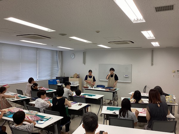 とくしげ図書館「夏休みのイベント」親子で作ろう!スターブックの写真1