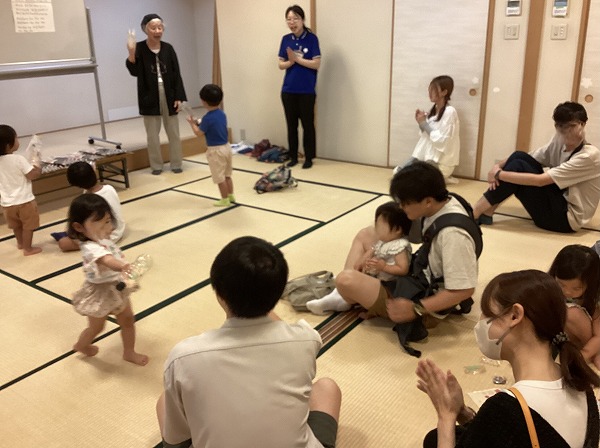 とくしげ図書館「夏休みのイベント」ミニ工作会「ボトルマラカスをつくろう!」の写真1