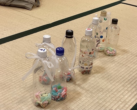 とくしげ図書館「夏休みのイベント」ミニ工作会「ボトルマラカスをつくろう!」の写真2