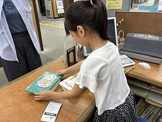 つるまちゅうおう図書館「夏休み子ども司書」の写真1