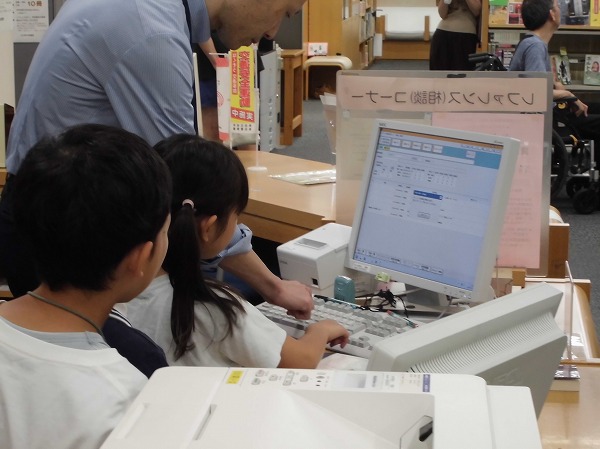 あつた図書館「夏休み子ども司書」の写真2