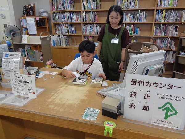 なかがわ図書館「夏休み子ども司書」の写真1