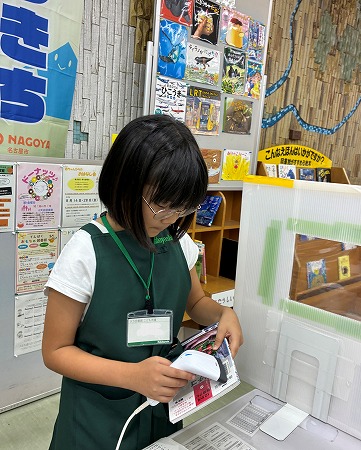 てんぱく図書館「夏休み子ども司書」の写真1